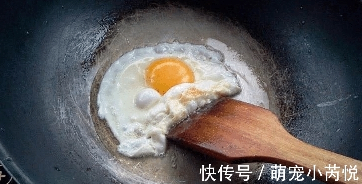 煎荷包蛋,第一步不是倒油!教你大厨做法,外焦里嫩,不糊不粘锅