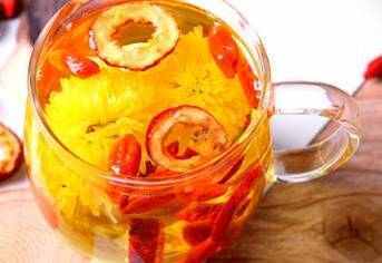 菊花|菊花和此物一起泡水喝,白天不犯困了,明亮双目,减少脂肪堆积