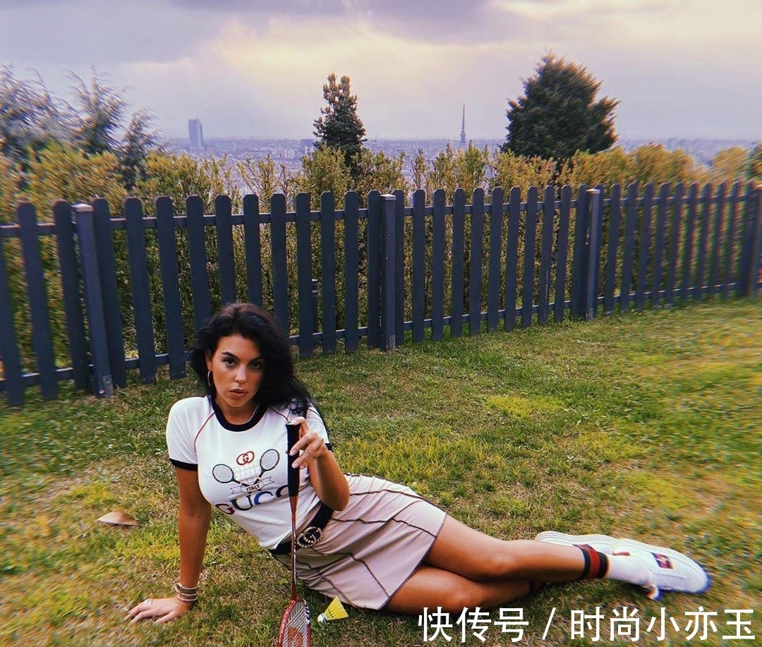 c罗|乔治娜穿一身迪奥配拖鞋，喝水也要扭成S形，脚蹬汽车座椅不文雅