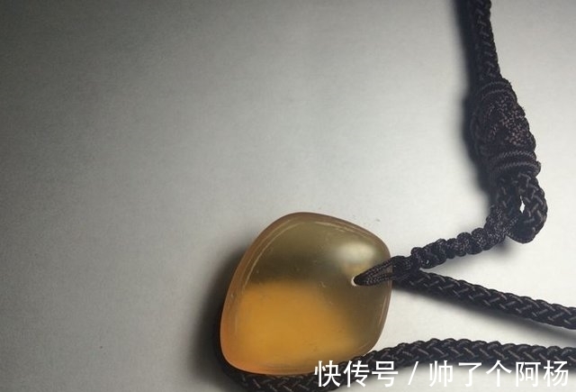 大鱼|农村小伙钓鱼钓到二十多斤大鱼,杀鱼时在体内发现了...