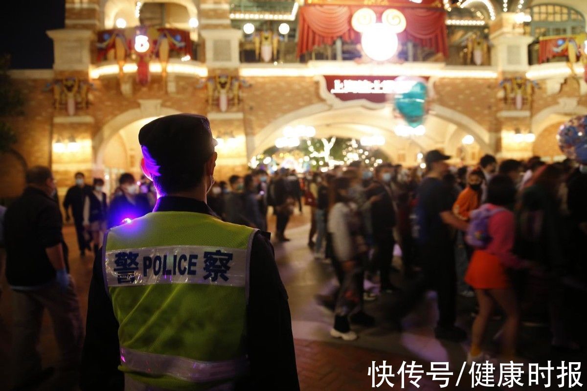 上海|上海迪士尼“小迪警官”：昨晚烟花照亮夜空，我们负责守护“童话”