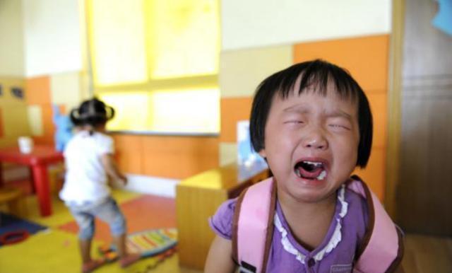 老爸|老爸姓“关”,给女儿起的名字,老师无奈:每次点名都哄堂大笑