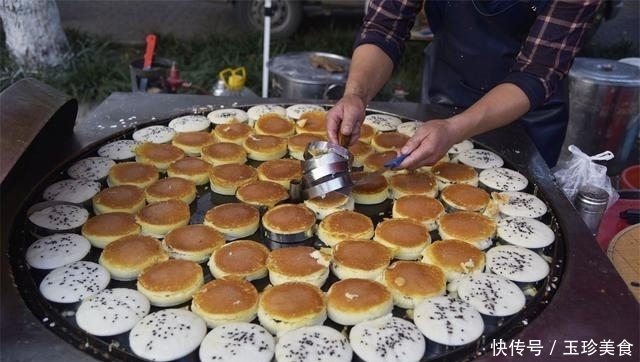 农村|农村夫妇庙会上卖这种饼,十块钱六个,一天做上千个不够卖
