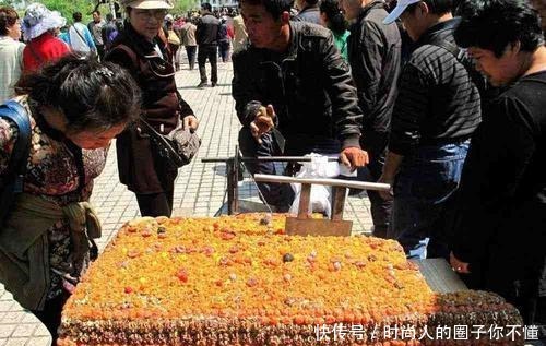 中国|老外在中国买切糕,只想买10元而已,老板都懵了还有这种买法