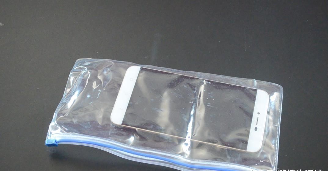 烦恼|食品袋里的干燥剂别扔了, 它的这3个妙用, 解决了很多家庭的烦恼