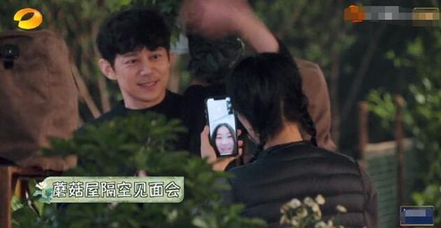 那英带女儿在伦敦买奢侈品，被指嗓门大态度凶，女儿家教严格乖巧