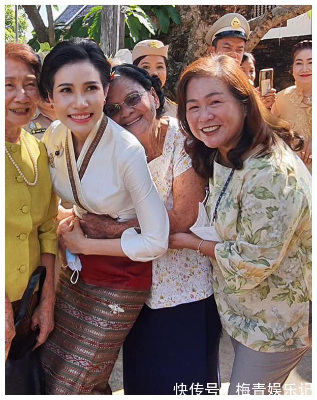 玛哈#同是签文件:苏提达跪地签,诗妮娜躲角落签,泰王却为西拉米铺纸