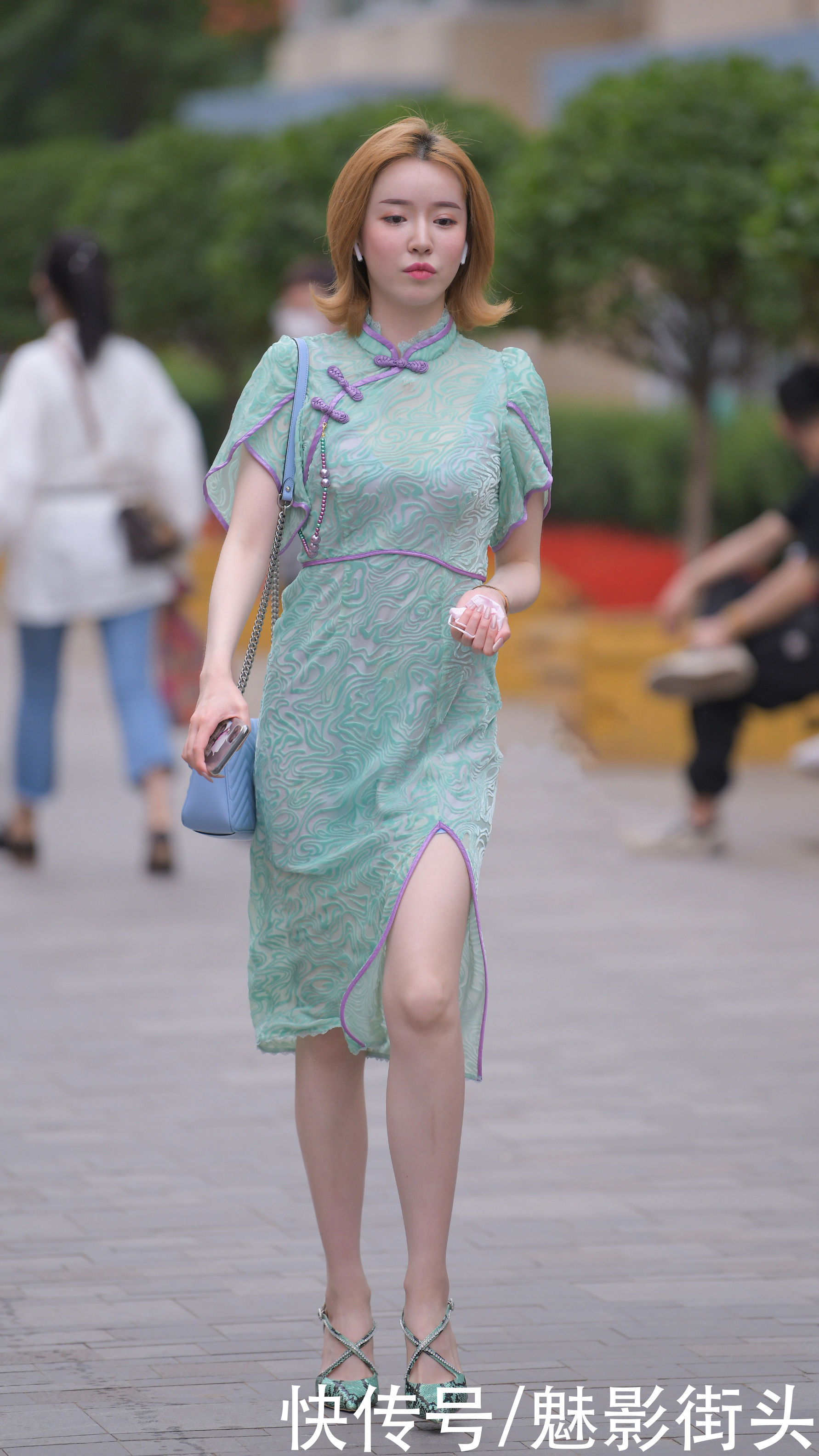 入春多穿绿色，绿色改良款旗袍+绿色高跟鞋，优雅体面又高级