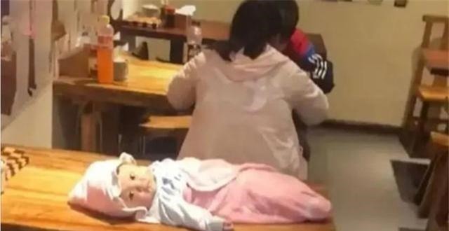 宝妈|“最可怜宝宝”火了,父母吃烧烤嫌孩子碍事,把娃装进包放凳上