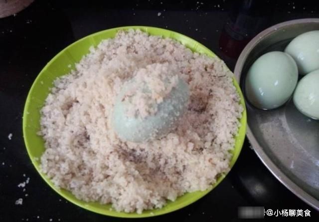 腌咸鸭蛋别泡盐水了！奶奶用了60年的土方法，7天起沙个个冒油