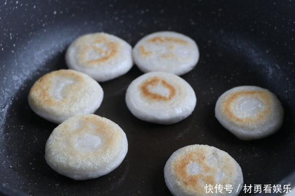 香甜|芋头做成的红糍粑,1块芋头1把糯米饭,软糯又香甜