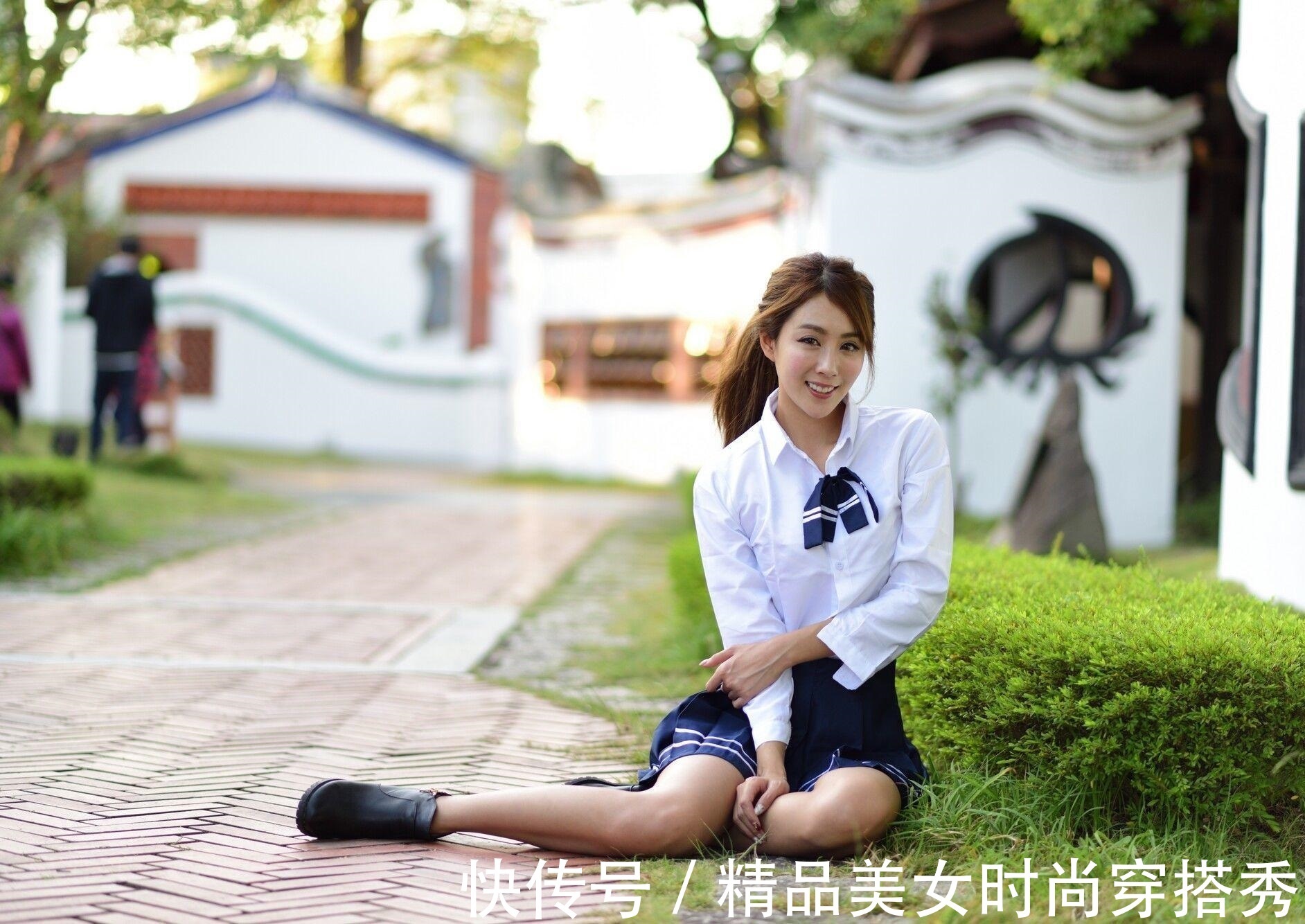 范儿|白衬衫搭配蓝色太阳伞裙，穿出摩登女神范儿