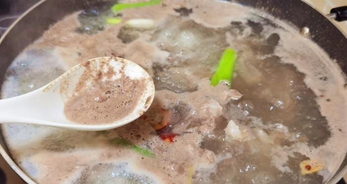 炖排骨,切记不要先焯水,牢记这两点,排骨软烂入味,汤浓无腥味