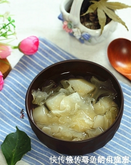 银耳|俗话说:女人要美,注意补水,三样食材一起炖,嫩肤抗衰老