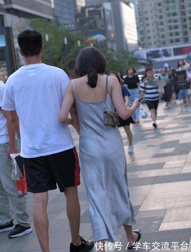 丝绸连衣裙 垂感十足的丝绸连衣裙,清爽舒适高级又有质感,真是“爱了”!