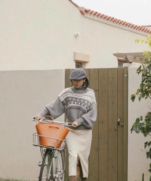 用力过猛 入冬后流行“毛衣+裙子”,时髦优雅又大方,适合大部分女生穿