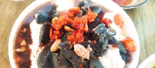 皮蛋拌豆腐,酸甜辣爽,特别好吃的一个凉菜