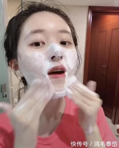 敏感肌|刚打湿脸就急着抹洗面奶,难怪黑头闭口疯长,教你正确的洗脸方式