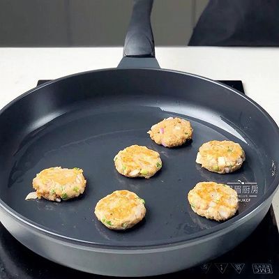 黑全麦粉|麦麸鸡肉饼