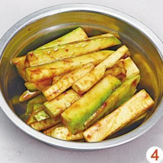  试试|西葫芦不要炒着吃了，试试这样做，咸甜爽口，好吃又下饭