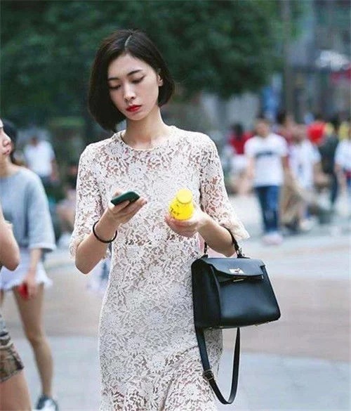 明艳动人|短发美女镂空修身裙,气质温婉,靓丽动人!