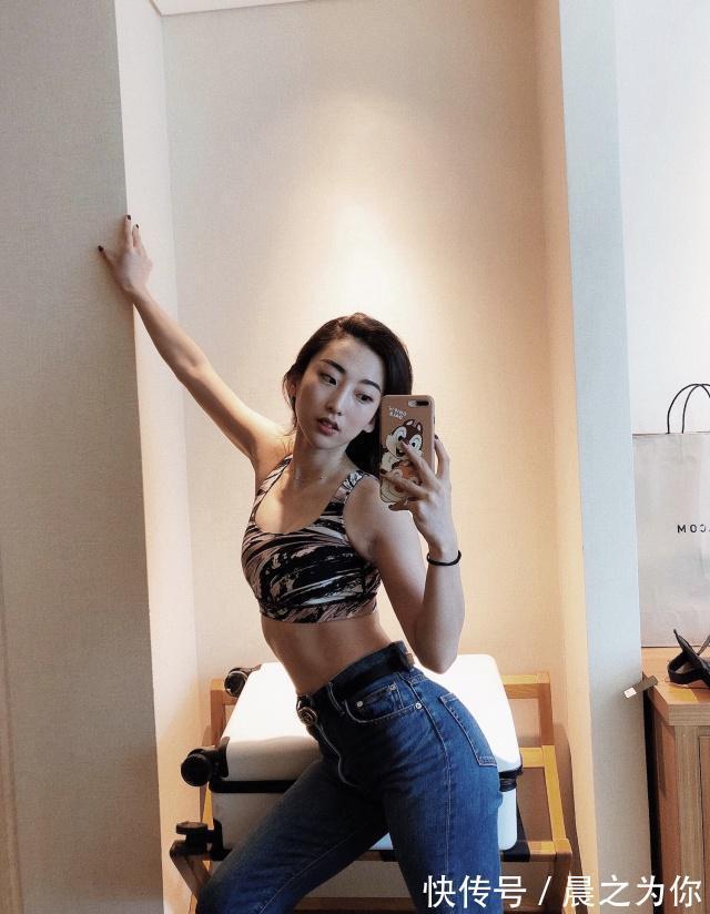 身材 打底裤的设计,紧紧的包裹出精致的身材,让人极具整洁清爽感