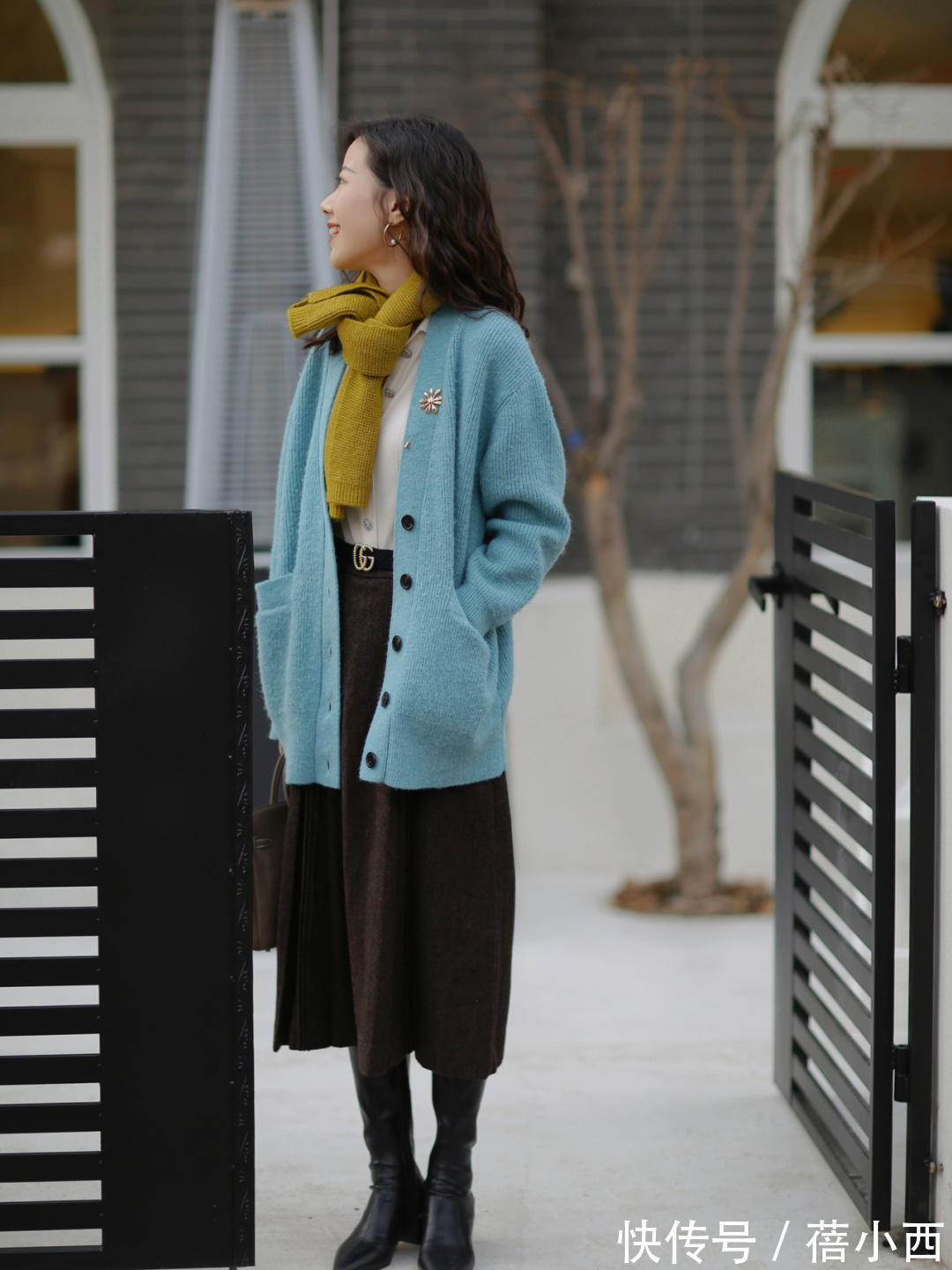 红色|能把“毛衣开衫”驾驭好,你离“时髦精”就不远了,穿出优雅时尚