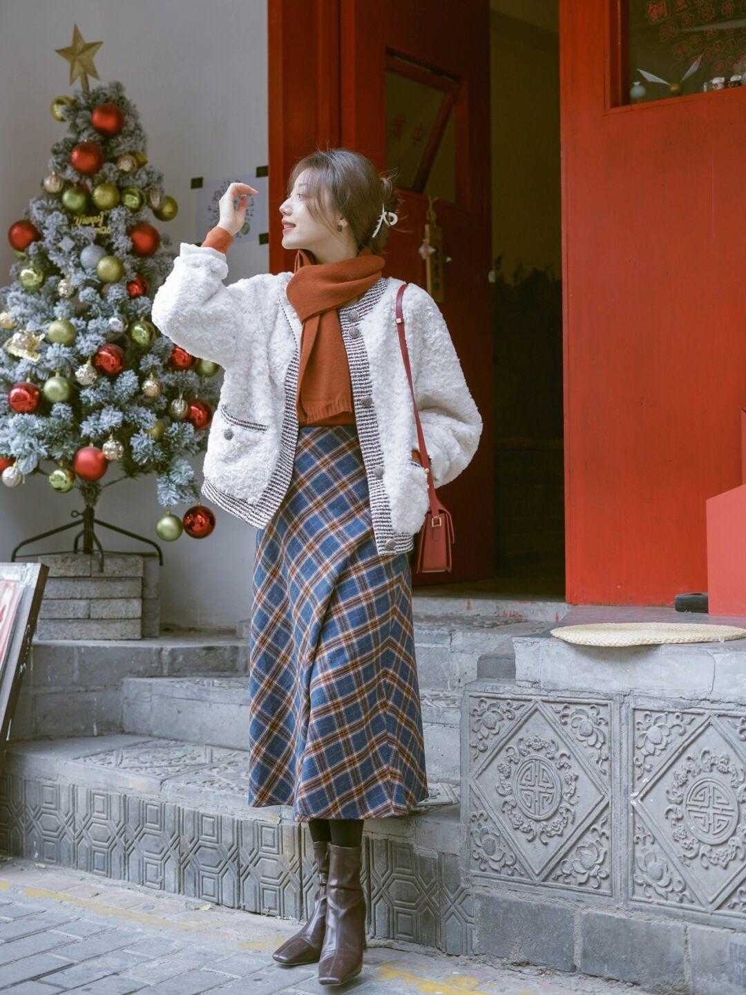 搭配|别再用九分裤搭短靴了!今年最流行的是半身裙+及踝靴,谁穿谁美