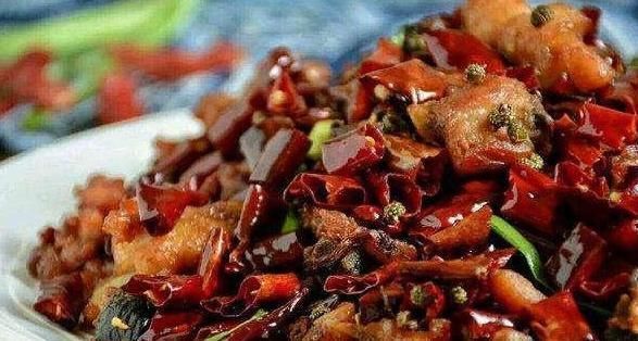 英国人到中国餐厅吃饭,嫌中国人点菜少,等菜上齐后却尴尬了