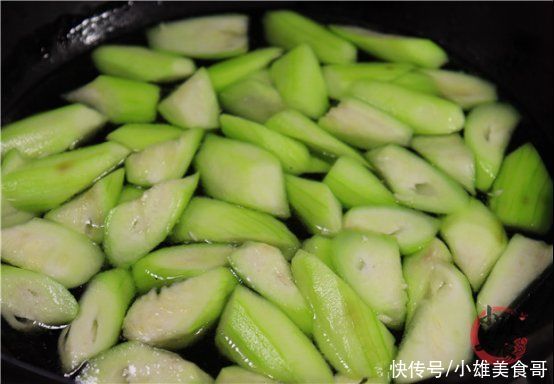 食用油|炒丝瓜最忌先放油，教你一招，丝瓜白嫩，不出水不发黑，超下饭