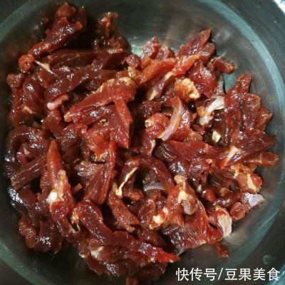 这道牛肉炒香菜做起来容易，吃起来上瘾