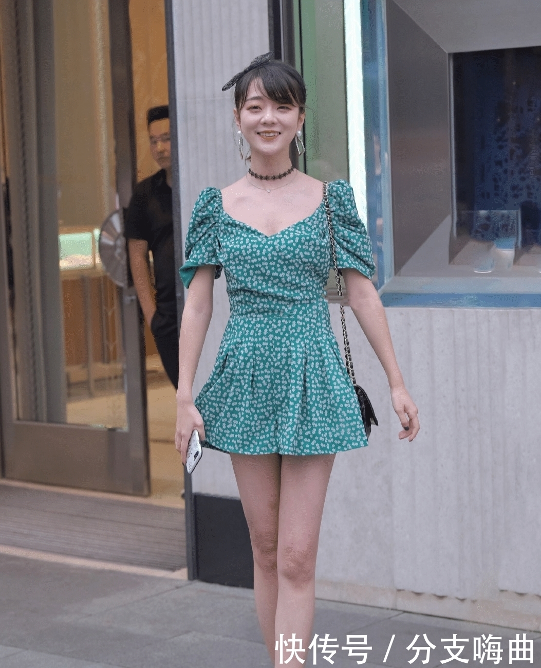 状态|美女的新裙子,看上去挺好,就是白得有些晃眼