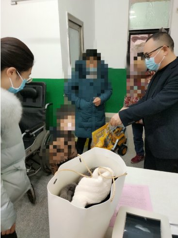 服药|南江县人民医院院长胡登明慰问感染儿童