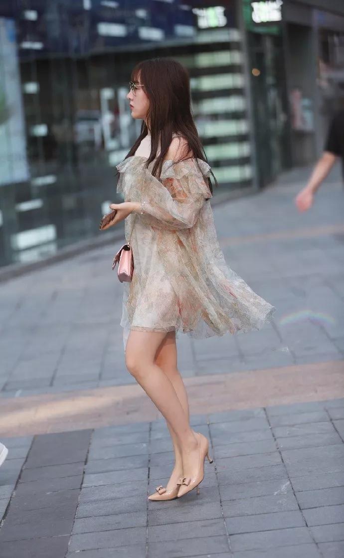 时尚|留着一头长发的小姐姐,身穿粉红色连衣裙,年轻又时尚