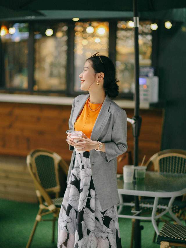 穿搭|立秋后,用西服搭配裙子时髦又显气质,小个子的女生都爱了