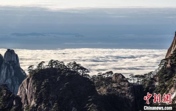 大年初二安徽黄山云海奔涌　游客登山兴致浓