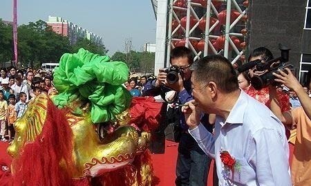 麻酱渣|只读过一年书,靠房地产和建墓园赚百亿,孙子开宾利被面包车撞死