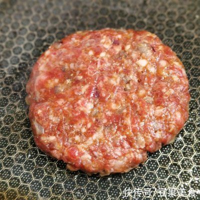 姑娘隔三差五就要吃牛肉汉堡，超好吃还不长肉
