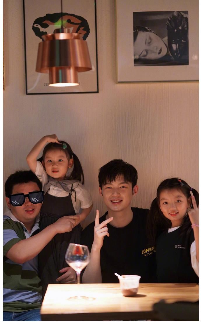 面对镜头|9岁阿拉蕾近照认不出,时隔3年骑董力脖子,董力:你长大了,我也老了