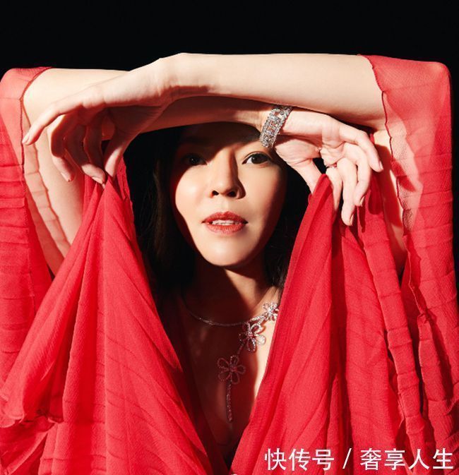 珠宝|富士康老板娘的时尚大片怎能少了珠宝?买珠宝不如租珠宝