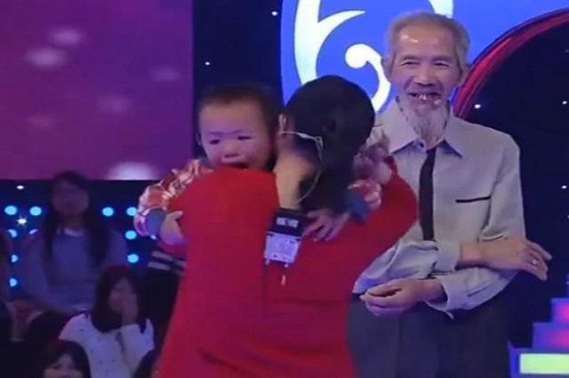 张凤|爸妈年龄相差44岁,那个刚出生爸爸就70多岁的孩子,现状如何了