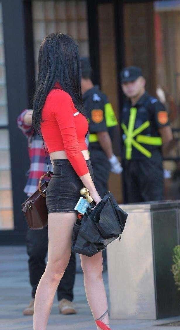 搭配 黑色露背背心搭配灰色居家打底裤,增加女性魅力,看起来很时尚!