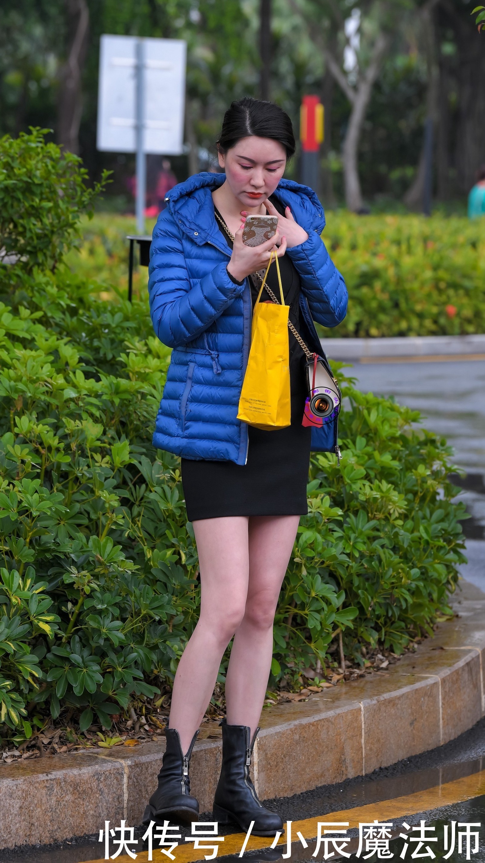 保暖效果|降温也要穿裙子,美女搭配一件宝蓝色羽绒服,展现成熟大气之美