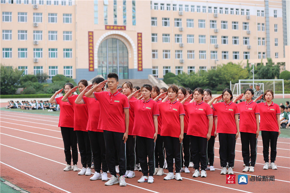 新闻记者|挥洒汗水 不负韶华 青岛高新职业学校军训汇报演出展风采