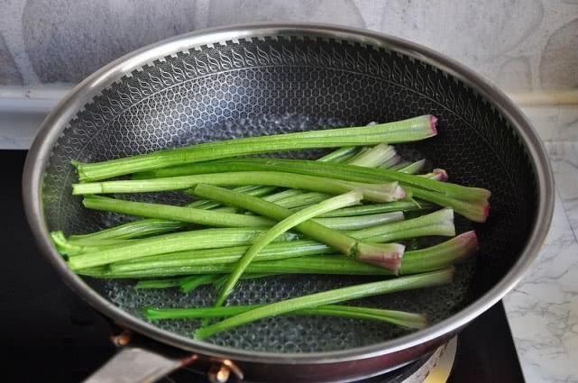 五十岁阿姨的创新菜，菠菜不吃叶光吃杆，焯一焯浇点油，好吃好看