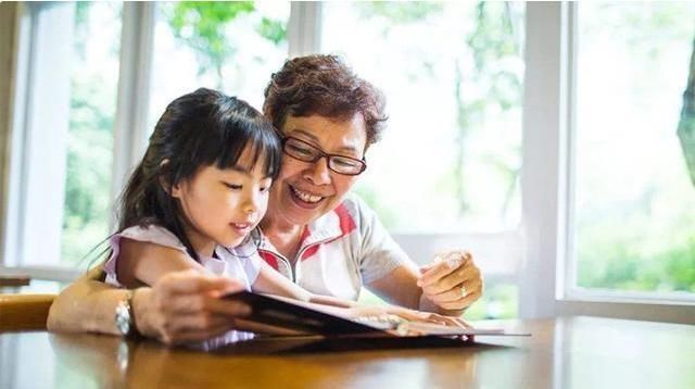 小家伙|“奶奶,你为什么不住在我们家呀”6旬老人的回答,值得深思