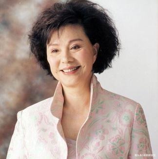 老气 50岁女人烫发最好避开这三种发型,老气更没气质,而且还不好打理