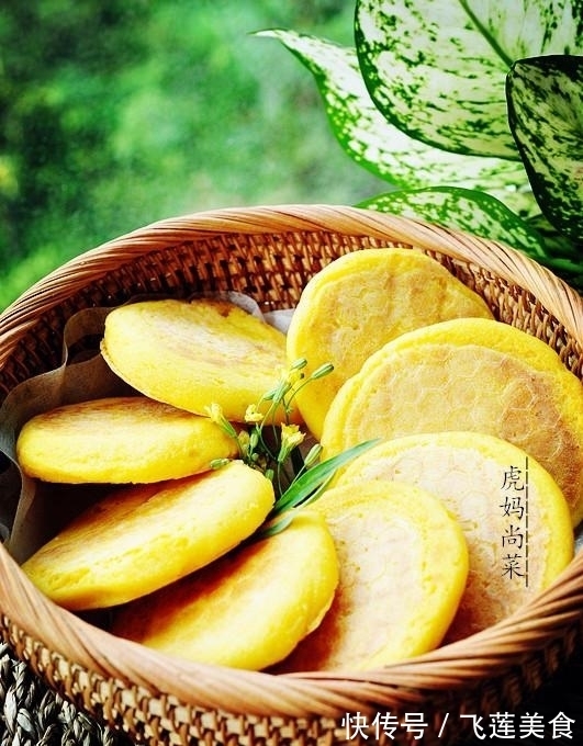 玉米面饼，烫一烫柔软不硬，也不用擀，拍拍即成，多吃粗粮身体好