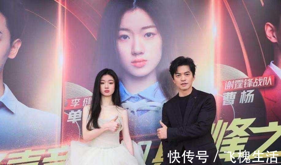 李健台上台下两个样子,台上风度潇洒,台下养生披棉袄