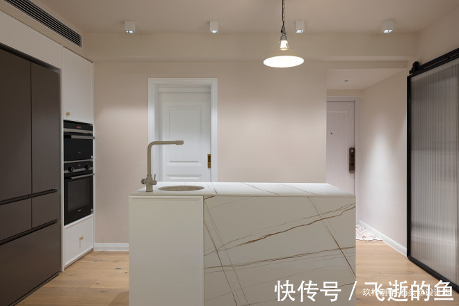 连通性|90㎡简约三居,秋日暖阳中的侘寂之美